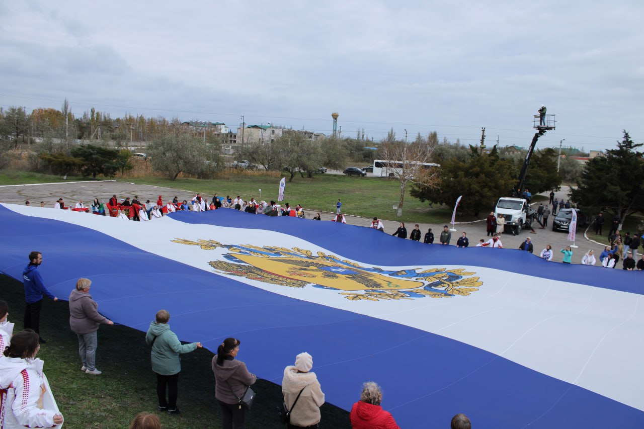 В Херсонской области развернули 880-метровый флаг в честь наступающего Дня народного единства В Херсонской области развернули 880-метровый флаг в честь наступающего Дня народного единства