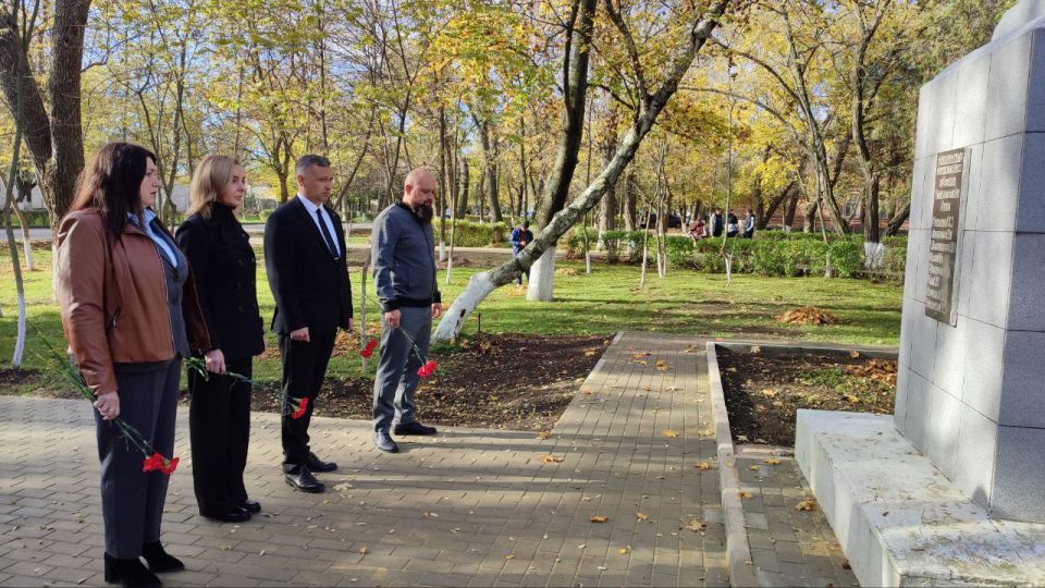 Ольга Осипенко: Возложили цветы к монументу Славы и Братским могилам воинов Советской Армии в честь 82-летия освобождения Новотроицкого от немецко-фашистских захватчиков Ольга Осипенко: Возложили цветы к монументу Славы и Братским могилам воинов Советской Армии в честь 82-летия освобождения Новотроицкого от немецко-фашистских захватчиков