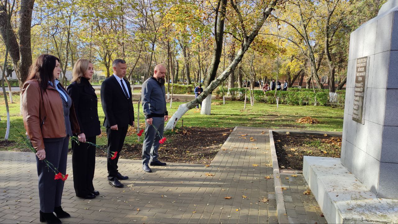 Ольга Осипенко: Возложили цветы к монументу Славы и Братским могилам воинов Советской Армии в честь 82-летия освобождения Новотроицкого от немецко-фашистских захватчиков Ольга Осипенко: Возложили цветы к монументу Славы и Братским могилам воинов Советской Армии в честь 82-летия освобождения Новотроицкого от немецко-фашистских захватчиков