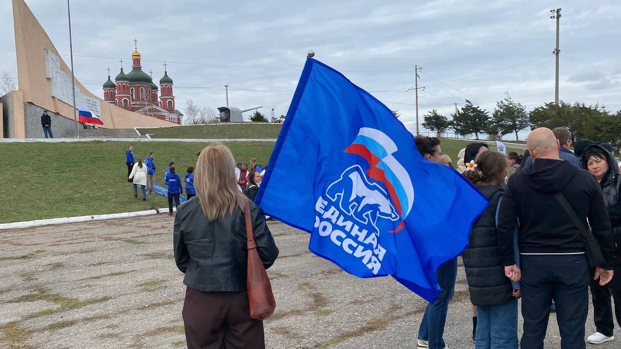 В селе Геническая горка развернули 800-метровый флаг региона В селе Геническая горка развернули 800-метровый флаг региона