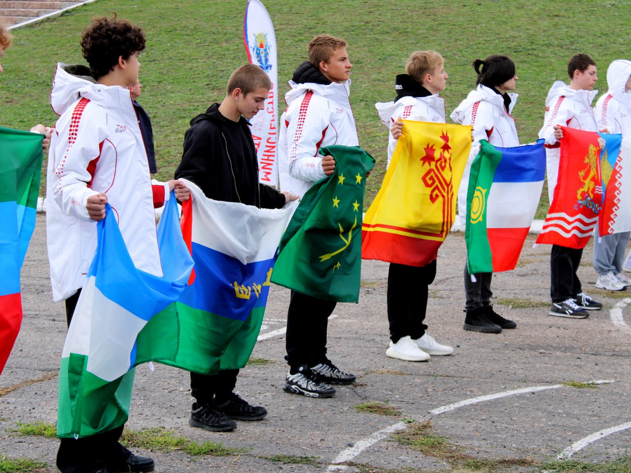 Спортсмены Херсонской области развернули 800-метровый флаг в преддверии Дня народного единства Спортсмены Херсонской области развернули 800-метровый флаг в преддверии Дня народного единства