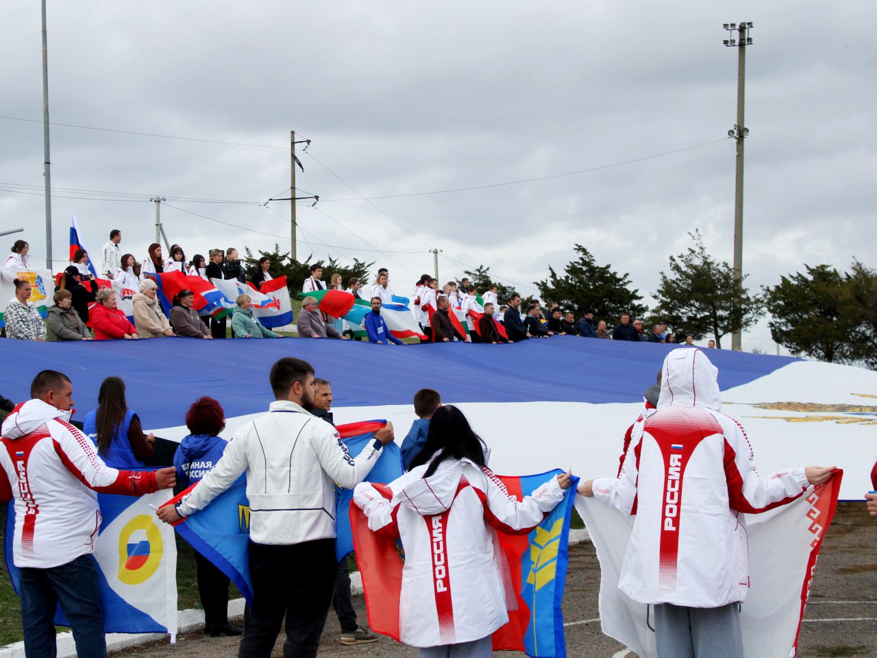 Спортсмены Херсонской области развернули 800-метровый флаг в преддверии Дня народного единства Спортсмены Херсонской области развернули 800-метровый флаг в преддверии Дня народного единства