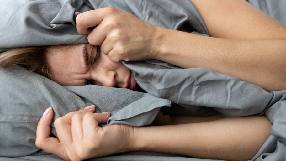 Вою на луну. Сомнолог рассказал, почему люди часто просыпаются среди ночи и не могут уснуть