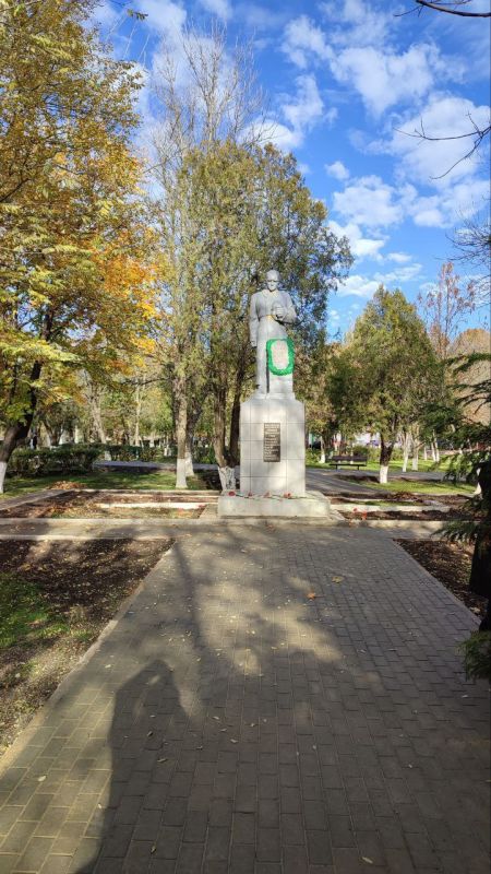 Ольга Осипенко: Возложили цветы к монументу Славы и Братским могилам воинов Советской Армии в честь 82-летия освобождения Новотроицкого от немецко-фашистских захватчиков Ольга Осипенко: Возложили цветы к монументу Славы и Братским могилам воинов Советской Армии в честь 82-летия освобождения Новотроицкого от немецко-фашистских захватчиков
