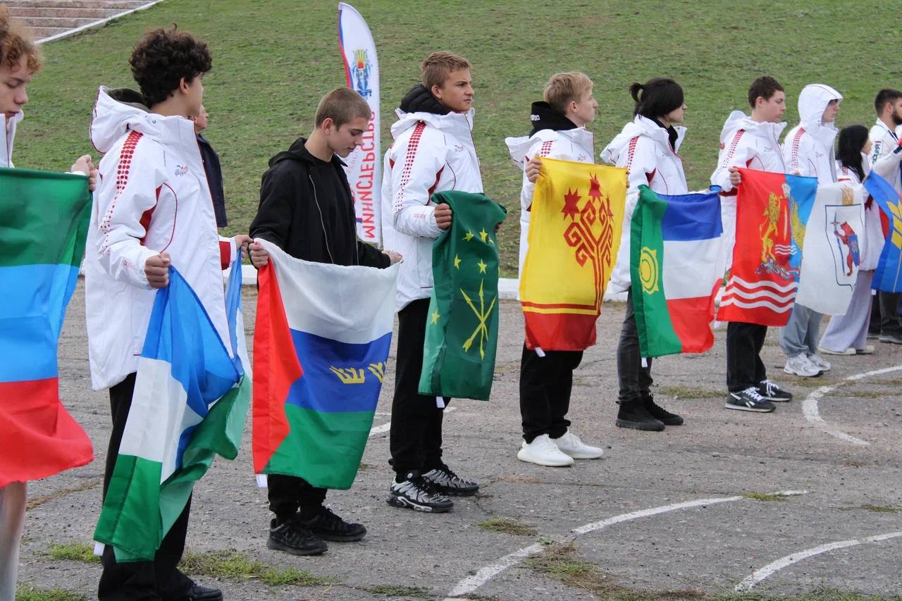 В селе Геническая горка развернули 800-метровый флаг региона В селе Геническая горка развернули 800-метровый флаг региона