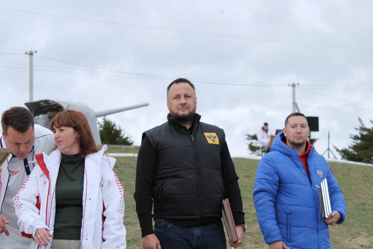 В селе Геническая горка развернули 800-метровый флаг региона В селе Геническая горка развернули 800-метровый флаг региона