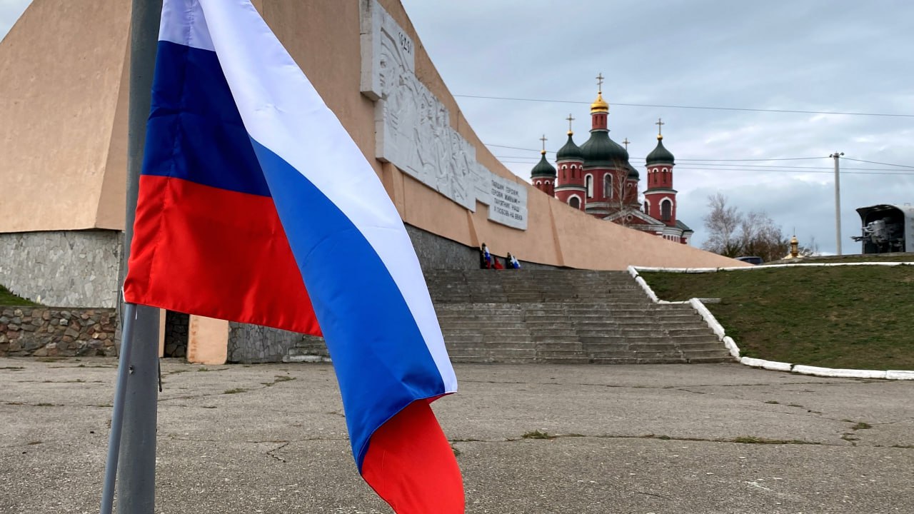 Спортсмены Херсонской области развернули 800-метровый флаг в преддверии Дня народного единства Спортсмены Херсонской области развернули 800-метровый флаг в преддверии Дня народного единства