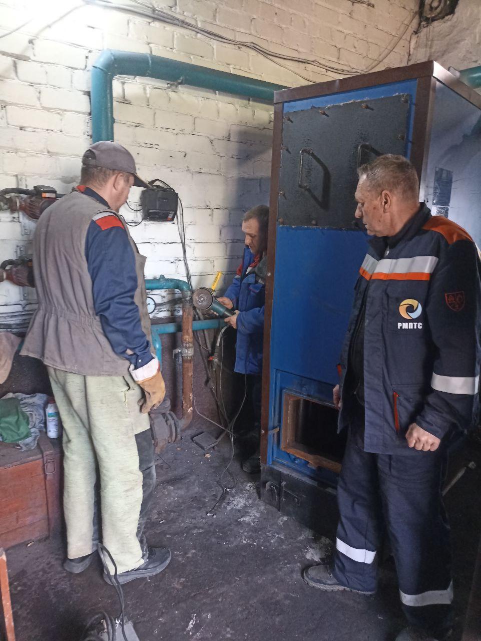 Бригада рязанских теплосетей продолжает ремонтировать отопление на соцобъектах Чаплинки Бригада рязанских теплосетей продолжает ремонтировать отопление на соцобъектах Чаплинки