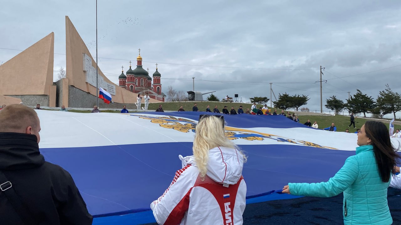 В Херсонской области развернули 880-метровый флаг в честь наступающего Дня народного единства