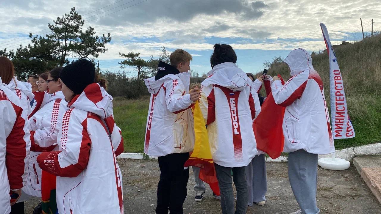 В селе Геническая горка развернули 800-метровый флаг региона В селе Геническая горка развернули 800-метровый флаг региона