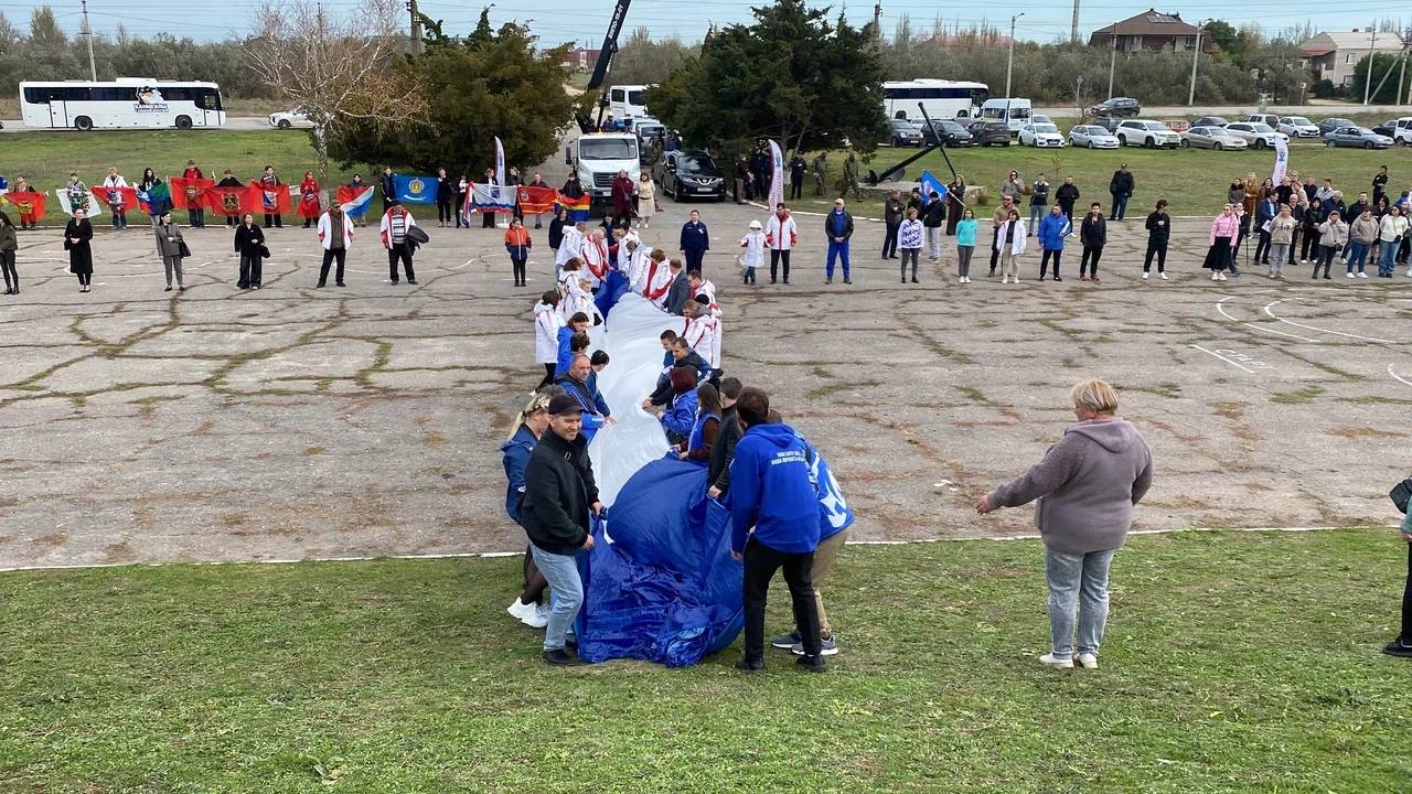 В селе Геническая горка развернули 800-метровый флаг региона В селе Геническая горка развернули 800-метровый флаг региона