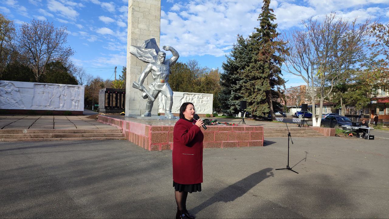 Ольга Осипенко: Возложили цветы к монументу Славы и Братским могилам воинов Советской Армии в честь 82-летия освобождения Новотроицкого от немецко-фашистских захватчиков Ольга Осипенко: Возложили цветы к монументу Славы и Братским могилам воинов Советской Армии в честь 82-летия освобождения Новотроицкого от немецко-фашистских захватчиков