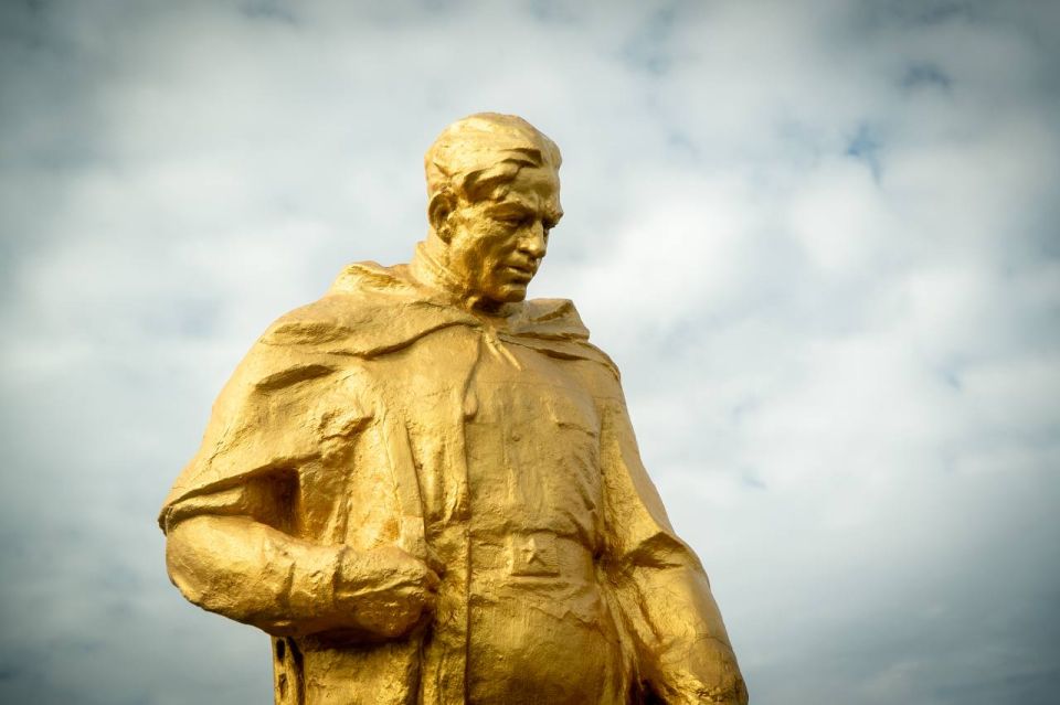 Кадеты Счастливцевской школы приняли участие в субботнике на воинском захоронении «Защитникам Арабатской стрелки» Кадеты Счастливцевской школы приняли участие в субботнике на воинском захоронении «Защитникам Арабатской стрелки»
