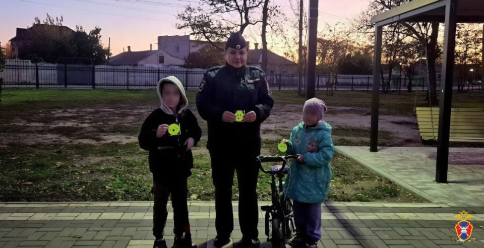 В Геническом округе Херсонской области сотрудники Госавтоинспекции провели профилактическую акцию «Засветись! Стань заметнее на дороге» В Геническом округе Херсонской области сотрудники Госавтоинспекции провели профилактическую акцию «Засветись! Стань заметнее на дороге»