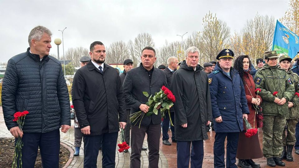 Память о наших героях. Сегодня в Ульяновске состоялось торжественное открытие памятников, посвящённых павшим десантникам-разведчикам и воинам-десантникам Память о наших героях. Сегодня в Ульяновске состоялось торжественное открытие памятников, посвящённых павшим десантникам-разведчикам и воинам-десантникам