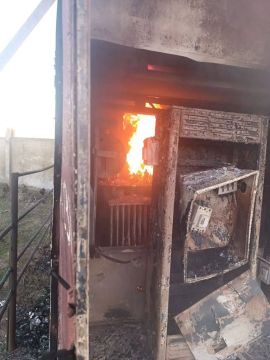 В Каховке в результате попадания боеприпаса, не разорвавшегося при ударе, повреждены гаражные конструкции, включая кровлю и основание