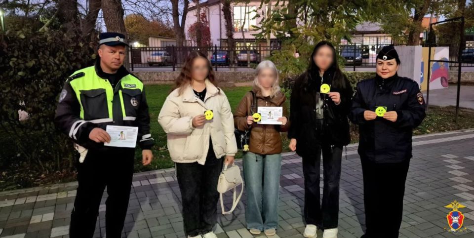 В Геническом округе Херсонской области сотрудники Госавтоинспекции провели профилактическую акцию «Засветись! Стань заметнее на дороге»