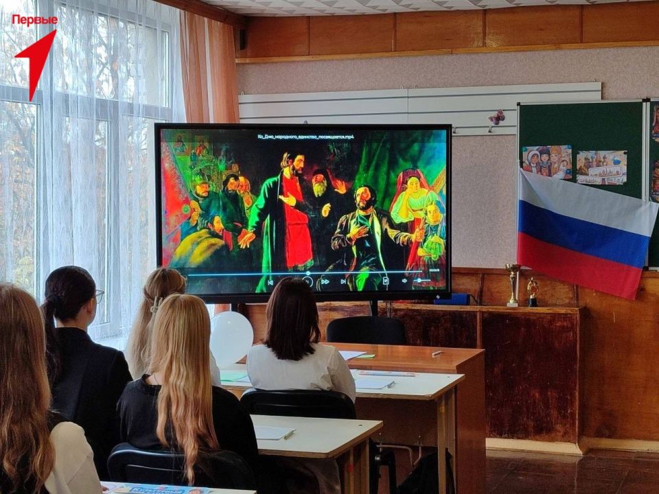В Новотроицкой школе прошел открытый урок ко Дню народного единства В Новотроицкой школе прошел открытый урок ко Дню народного единства