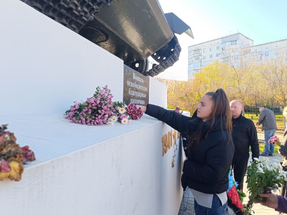 В честь 82-й годовщины освобождения Каховки от немецко-фашистских захватчиков сотрудники администрации возложили живые цветы к мемориалу воинской славы В честь 82-й годовщины освобождения Каховки от немецко-фашистских захватчиков сотрудники администрации возложили живые цветы к мемориалу воинской славы