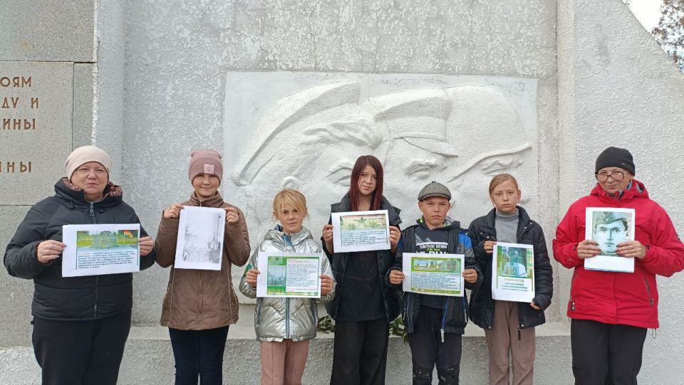 В Богдановке, в честь Дня освобождения Каховского округа от немецко-фашистских захватчиков, состоялась церемония возложения цветов к памятнику погибшим героям В Богдановке, в честь Дня освобождения Каховского округа от немецко-фашистских захватчиков, состоялась церемония возложения цветов к памятнику погибшим героям