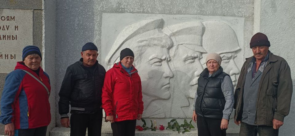 В Богдановке, в честь Дня освобождения Каховского округа от немецко-фашистских захватчиков, состоялась церемония возложения цветов к памятнику погибшим героям В Богдановке, в честь Дня освобождения Каховского округа от немецко-фашистских захватчиков, состоялась церемония возложения цветов к памятнику погибшим героям