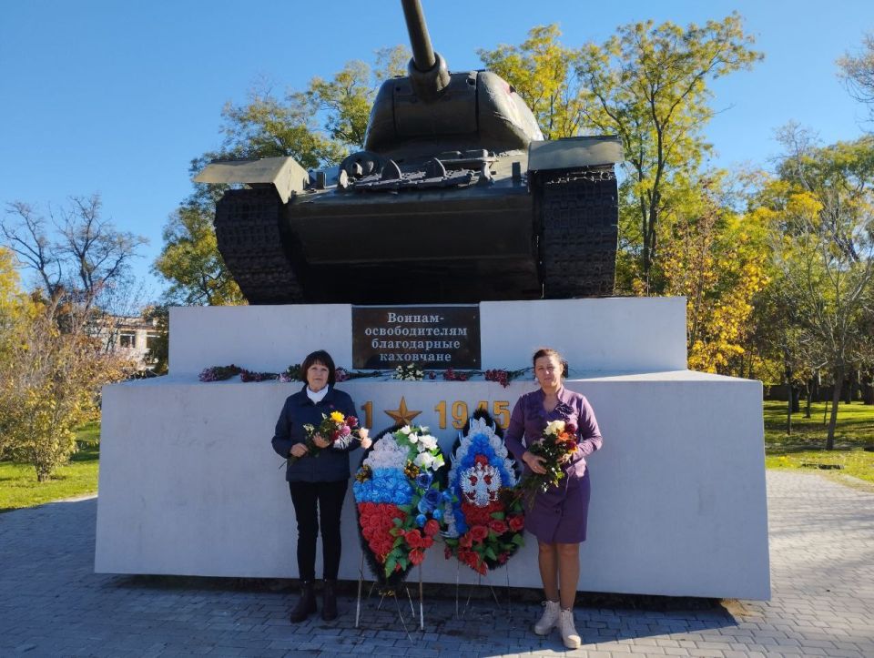 В честь 82-й годовщины освобождения Каховки от немецко-фашистских захватчиков сотрудники администрации возложили живые цветы к мемориалу воинской славы В честь 82-й годовщины освобождения Каховки от немецко-фашистских захватчиков сотрудники администрации возложили живые цветы к мемориалу воинской славы