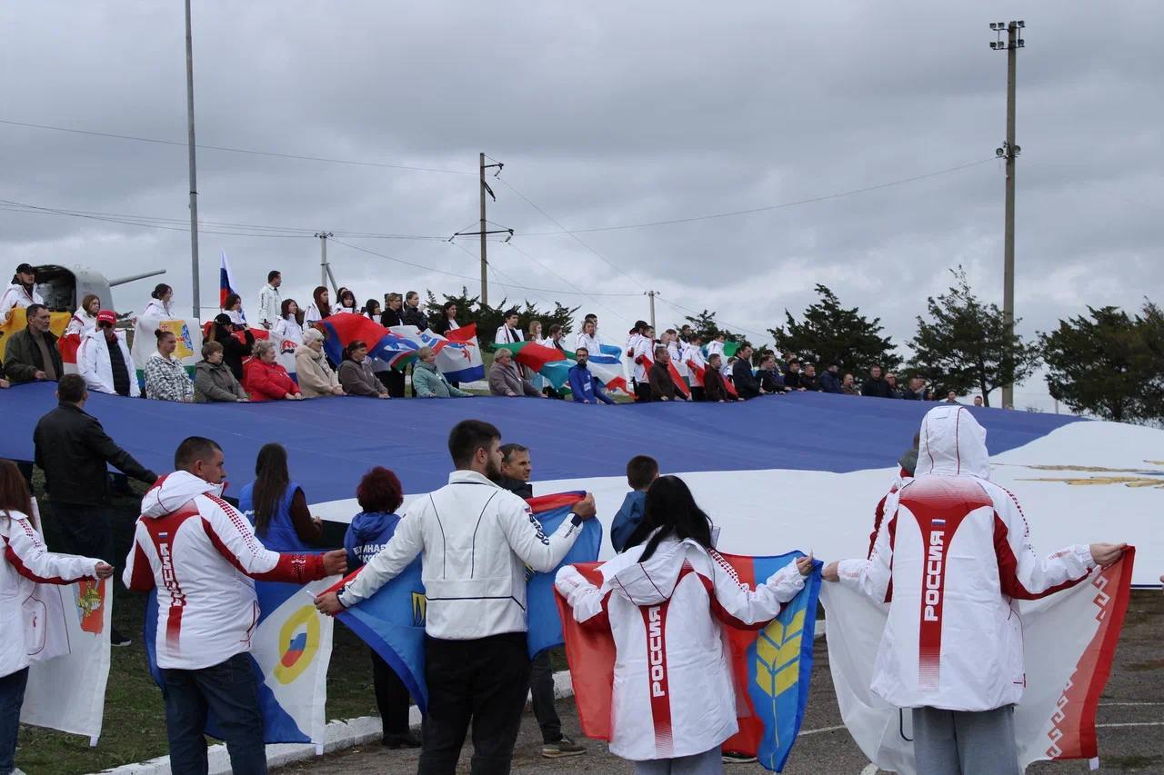 800-метровый флаг Херсонской области развернули в честь наступающего Дня народного единства на площади у мемориала «Защитникам Арабатской стрелки» в селе Геническая горка 800-метровый флаг Херсонской области развернули в честь наступающего Дня народного единства на площади у мемориала «Защитникам Арабатской стрелки» в селе Геническая горка