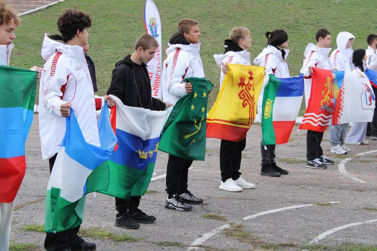 800-метровый флаг Херсонской области развернули в честь наступающего Дня народного единства на площади у мемориала «Защитникам Арабатской стрелки» в селе Геническая горка 800-метровый флаг Херсонской области развернули в честь наступающего Дня народного единства на площади у мемориала «Защитникам Арабатской стрелки» в селе Геническая горка