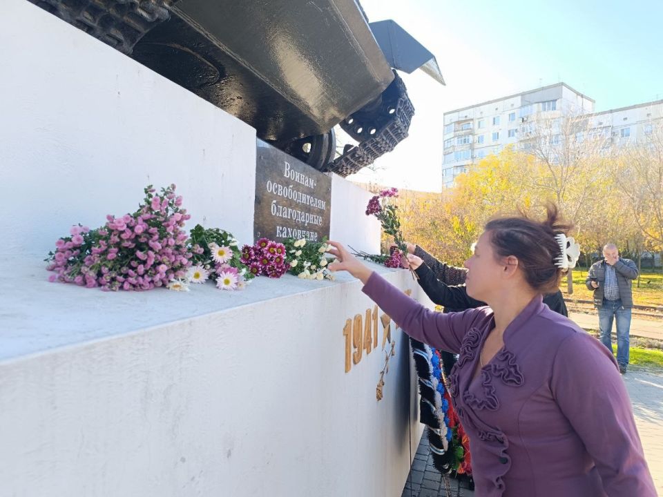 В честь 82-й годовщины освобождения Каховки от немецко-фашистских захватчиков сотрудники администрации возложили живые цветы к мемориалу воинской славы В честь 82-й годовщины освобождения Каховки от немецко-фашистских захватчиков сотрудники администрации возложили живые цветы к мемориалу воинской славы