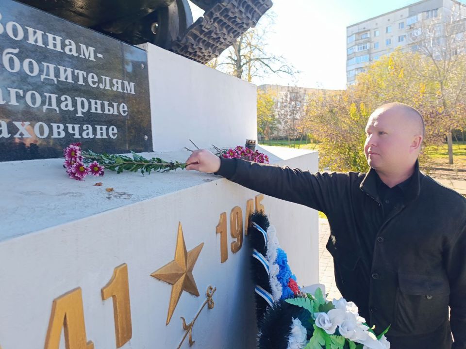 В честь 82-й годовщины освобождения Каховки от немецко-фашистских захватчиков сотрудники администрации возложили живые цветы к мемориалу воинской славы В честь 82-й годовщины освобождения Каховки от немецко-фашистских захватчиков сотрудники администрации возложили живые цветы к мемориалу воинской славы