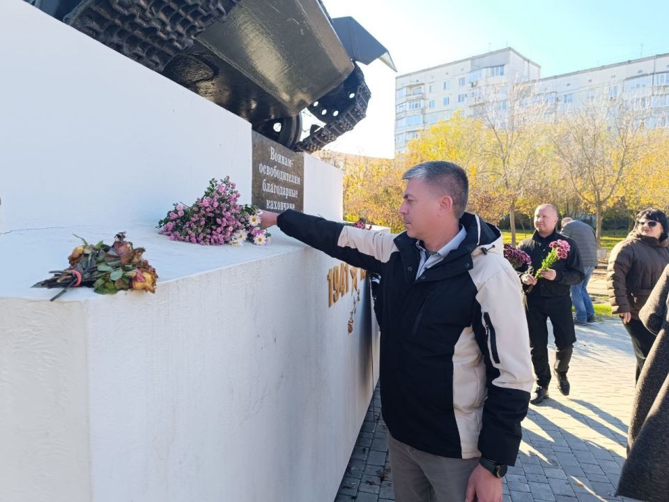 В честь 82-й годовщины освобождения Каховки от немецко-фашистских захватчиков сотрудники администрации возложили живые цветы к мемориалу воинской славы В честь 82-й годовщины освобождения Каховки от немецко-фашистских захватчиков сотрудники администрации возложили живые цветы к мемориалу воинской славы