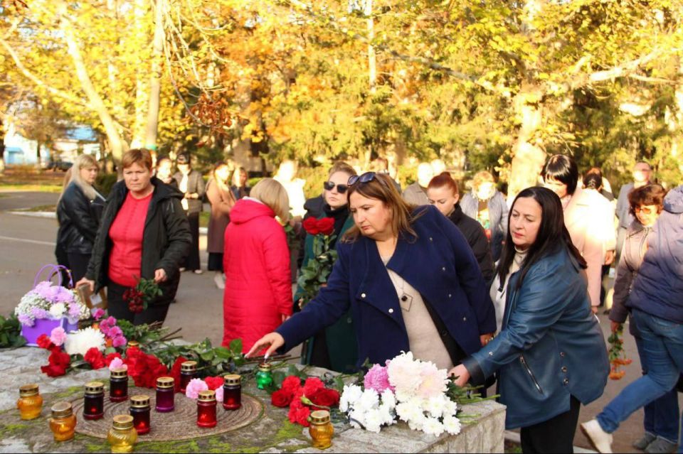 В Чаплинке прошел митинг в память о погибших при обстреле ВСУ 3 ноября 2023 года В Чаплинке прошел митинг в память о погибших при обстреле ВСУ 3 ноября 2023 года