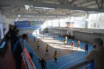 В Скадовске отметили День народного единства волейбольным турниром