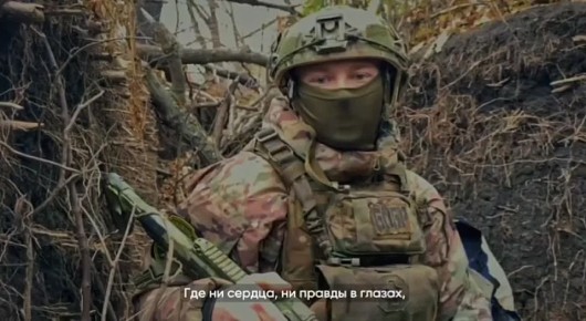 Нашумевшая песня «Ты солдат» иноагентки Монеточки* вызвала широкий резонанс в обществе