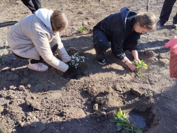 "Цветы дружбы": Акция ко Дню народного единства прошла в школе Великолепетихского округа