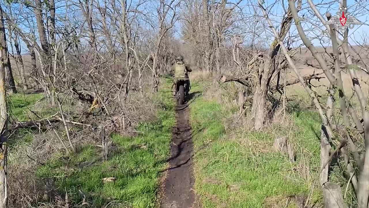 Военнослужащие мотострелкового полка 58-й гвардейской общевойсковой армии группировки «Днепр» совершенствуют свою боевую выучку на одном из полигонов в Запорожской области