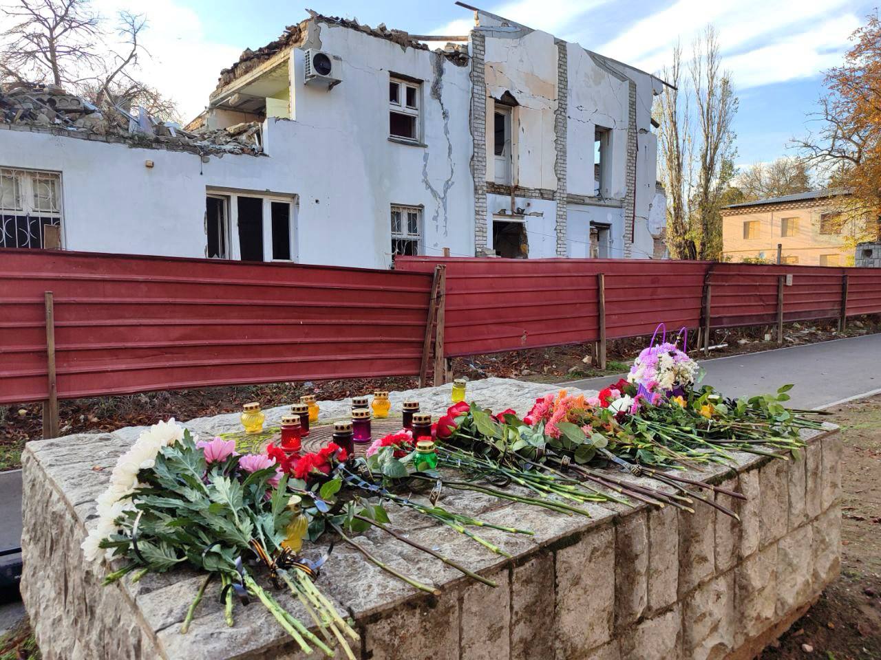 Чаплинка скорбит: митинг в память о жертвах обстрела Чаплинка скорбит: митинг в память о жертвах обстрела