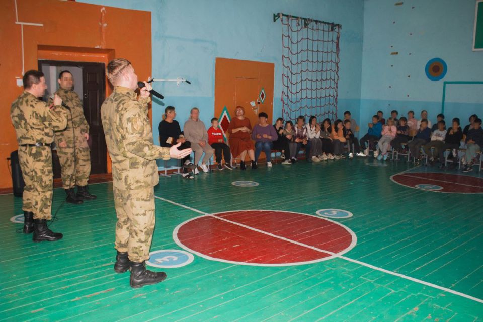 Росгвардейцы и сотрудники военной контрразведки навестили воспитанников детского дома в зоне СВО Росгвардейцы и сотрудники военной контрразведки навестили воспитанников детского дома в зоне СВО