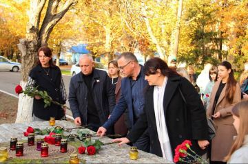 В Чаплинке прошел митинг в память о погибших при обстреле ВСУ 3 ноября 2023 года