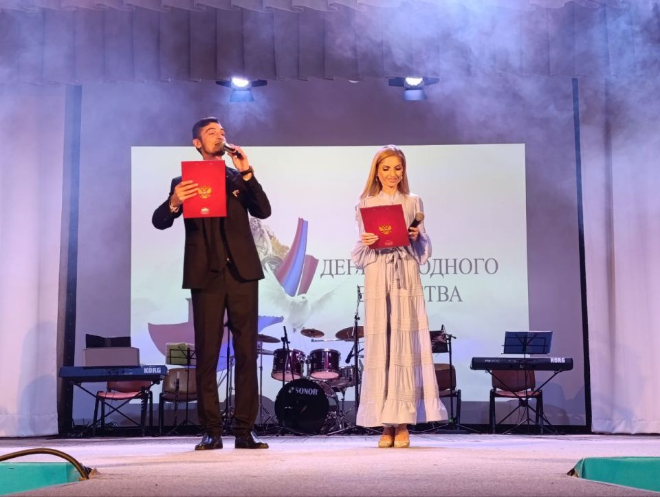 В Геническе отметили День народного единства В Геническе отметили День народного единства
