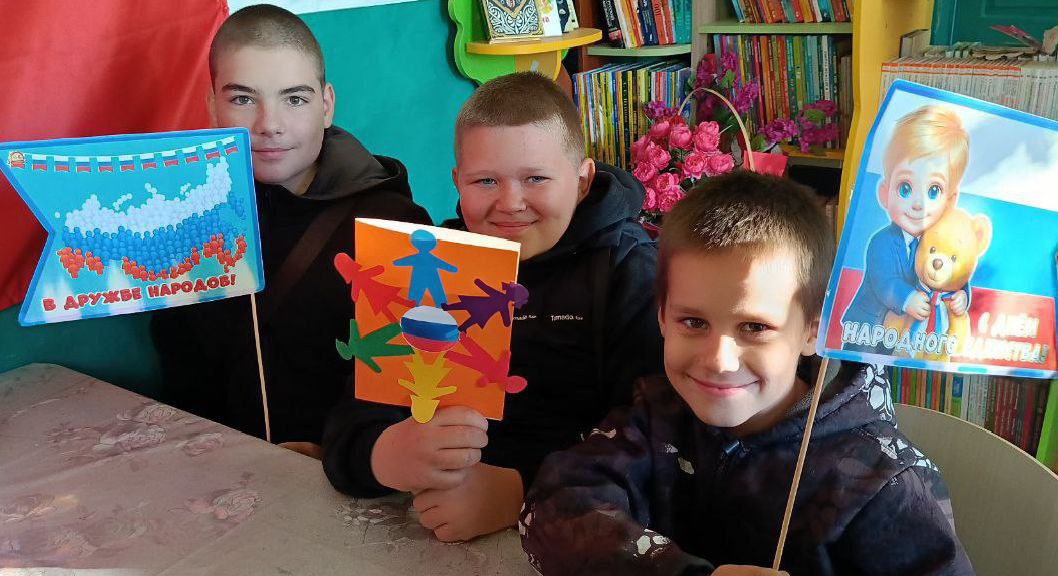 В Красноподольской библиотеке прошла беседа-диалог "В единстве народа - сила страны" В Красноподольской библиотеке прошла беседа-диалог "В единстве народа - сила страны"