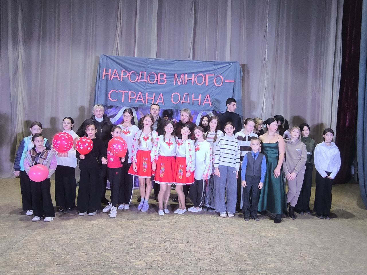 В Великолепетихском муниципальном округе прошла праздничная программа "Народов много - страна одна", посвященная Дню народного единства В Великолепетихском муниципальном округе прошла праздничная программа "Народов много - страна одна", посвященная Дню народного единства