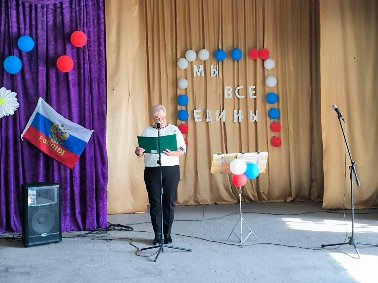 Мы – единая страна!. Накануне Дня народного единства прошли мероприятия: В сельском клубе села Украинское создана коллективная работа «Я, ты, он, она, мы - единая страна!» с разноцветными ладошками вокруг земного шара... Мы – единая страна!. Накануне Дня народного единства прошли мероприятия: В сельском клубе села Украинское создана коллективная работа «Я, ты, он, она, мы - единая страна!» с разноцветными ладошками вокруг земного шара...