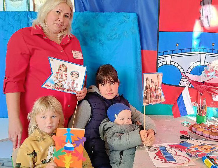 В Красноподольской библиотеке прошла беседа-диалог "В единстве народа - сила страны" В Красноподольской библиотеке прошла беседа-диалог "В единстве народа - сила страны"