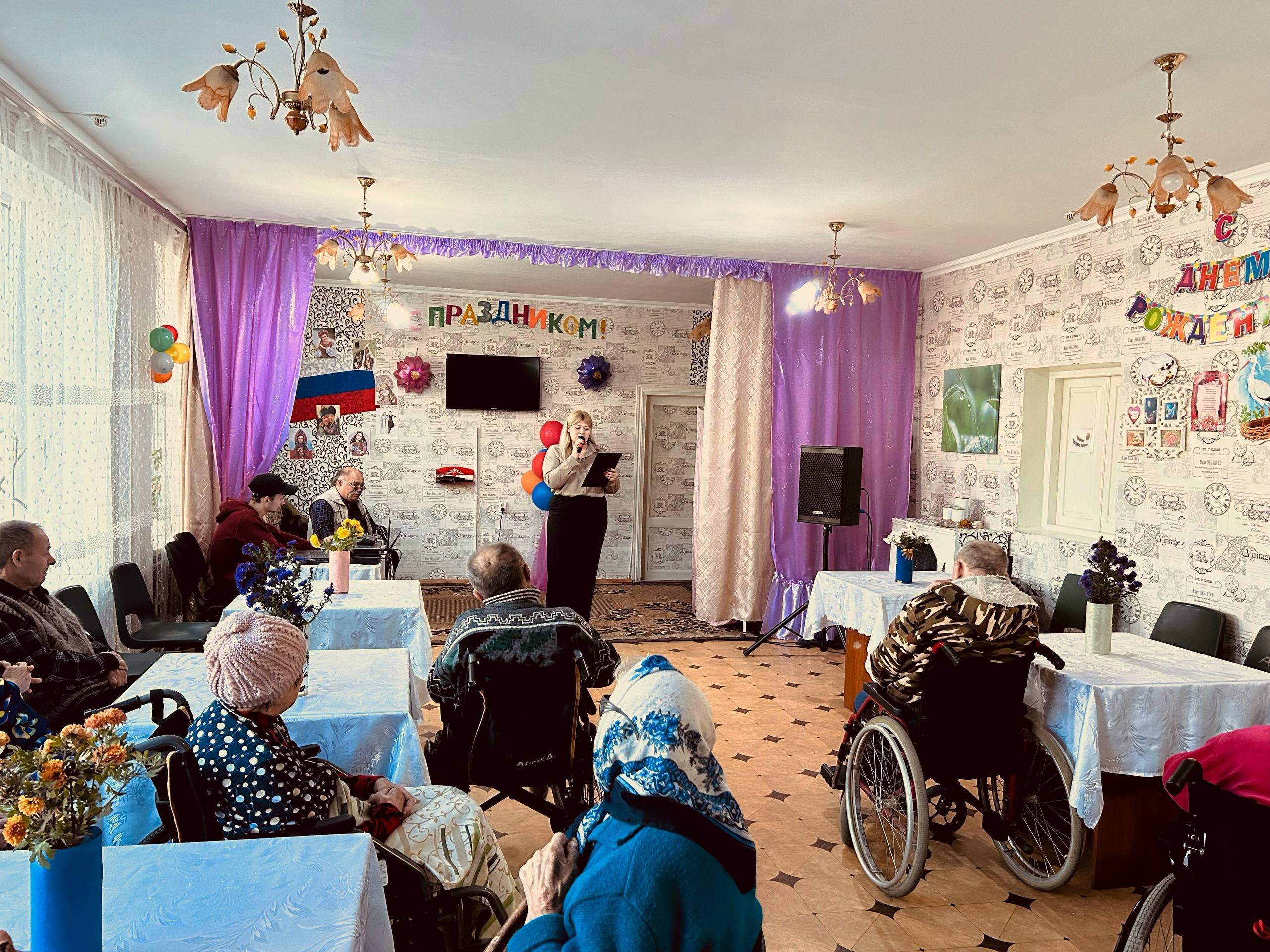 Единство в сердце: сотрудники МКУК «Чаплинский КДЦ» поздравили жителей гериатрического пансионата с Днем единства! Единство в сердце: сотрудники МКУК «Чаплинский КДЦ» поздравили жителей гериатрического пансионата с Днем единства!