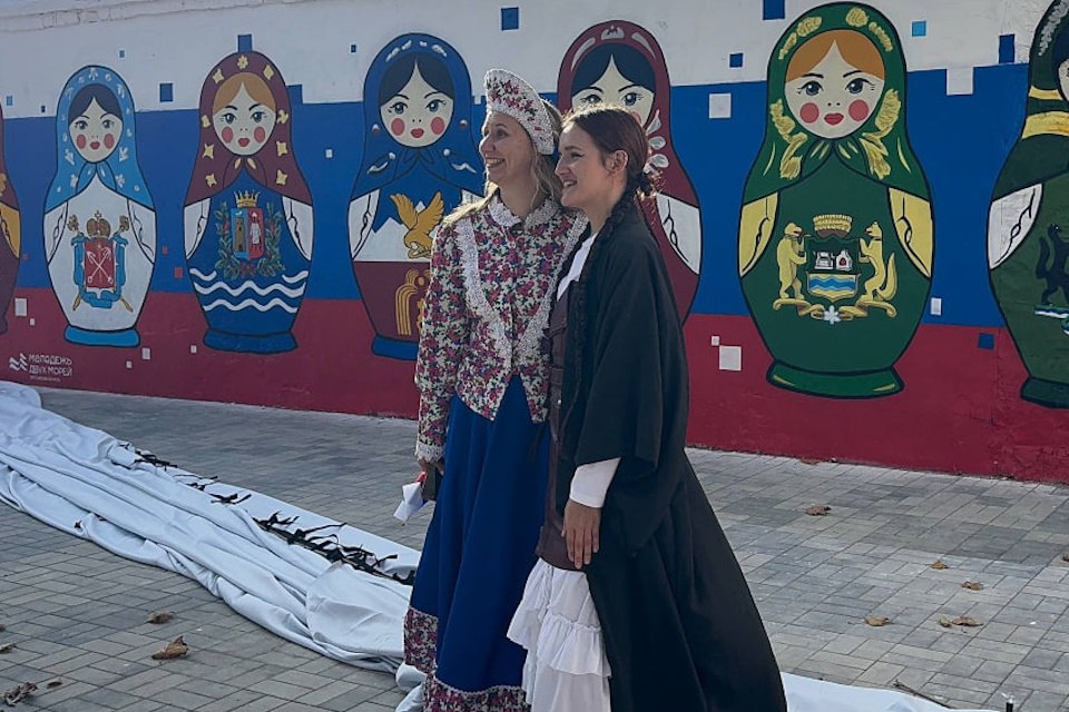 Мурал из 12 матрешек: Как в Херсонской области отмечают День народного единства Мурал из 12 матрешек: Как в Херсонской области отмечают День народного единства