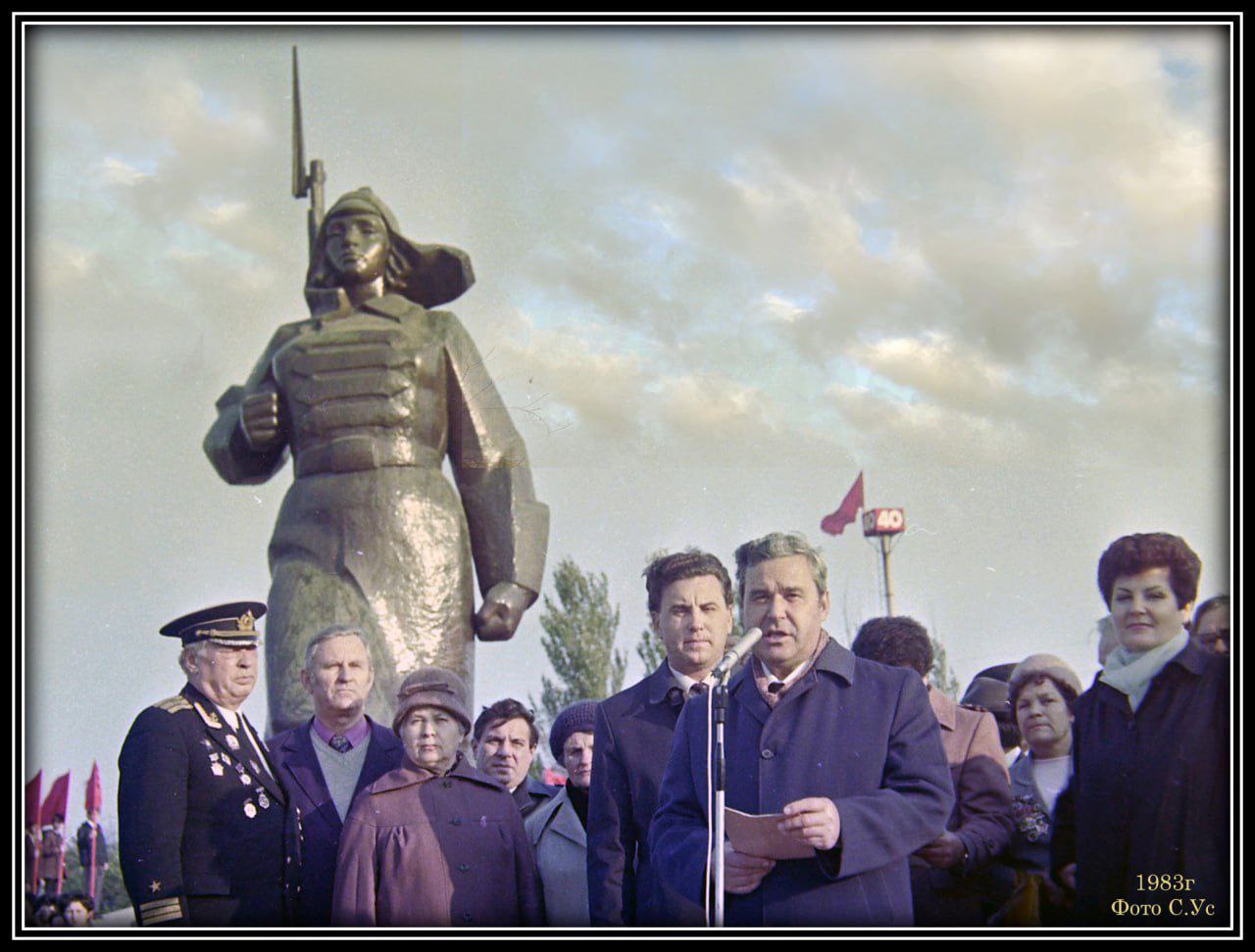 "И девушка наша проходит в шинели, Горящей Каховкой идёт" "И девушка наша проходит в шинели, Горящей Каховкой идёт"