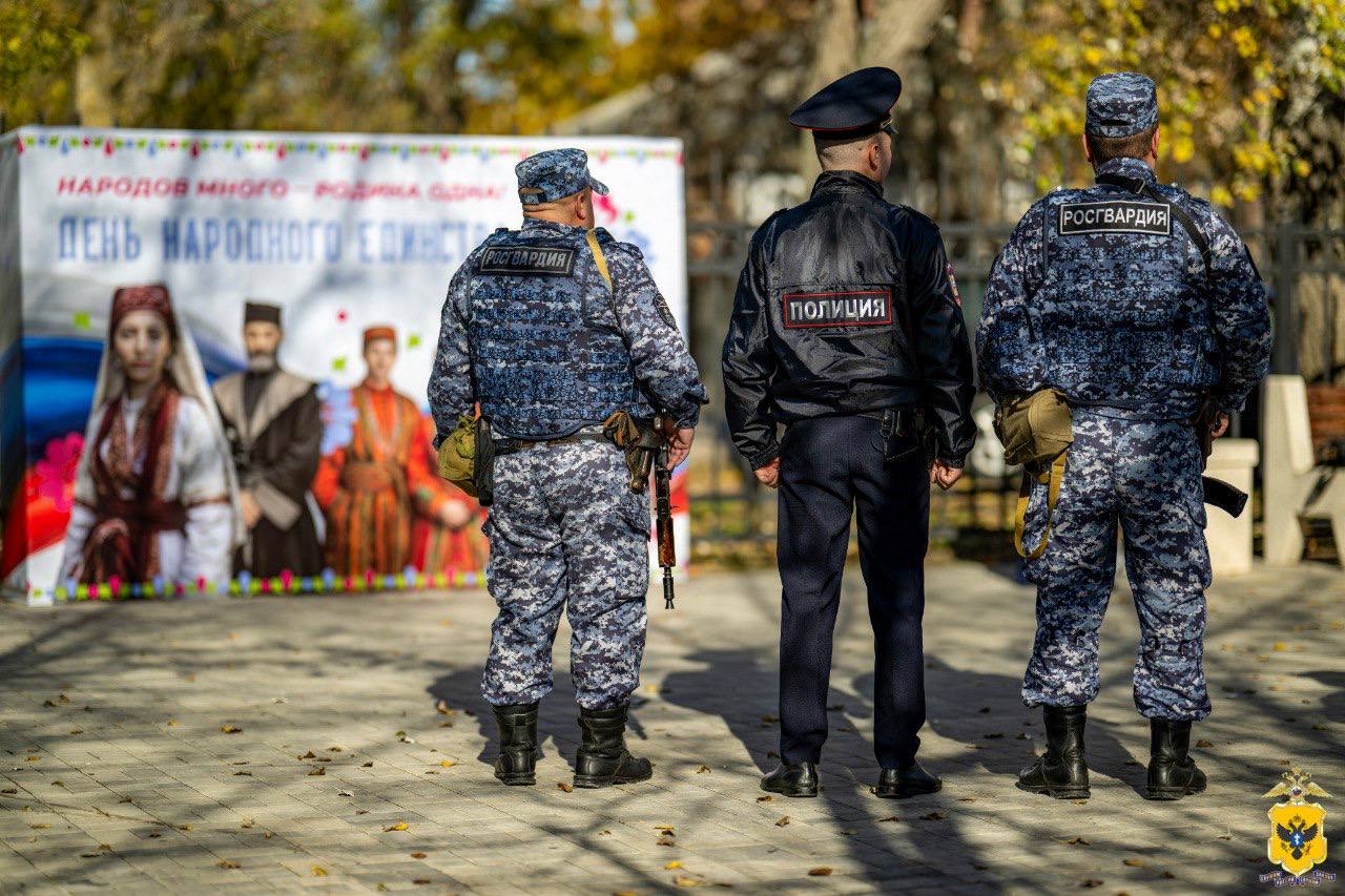 В Херсонской области полицейские обеспечили охрану общественного порядка во время празднования Дня народного единства В Херсонской области полицейские обеспечили охрану общественного порядка во время празднования Дня народного единства