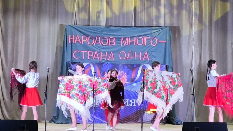 В Великолепетихском муниципальном округе прошла праздничная программа "Народов много - страна одна", посвященная Дню народного единства В Великолепетихском муниципальном округе прошла праздничная программа "Народов много - страна одна", посвященная Дню народного единства