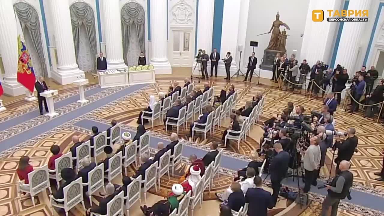 Россияне умеют смыкать ряды перед лицом угроз, ценность нашего единства неоспорима, заявил Президент